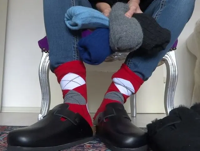 Socken und Slippers Show, spritze ab auf meinen Sockenfuß