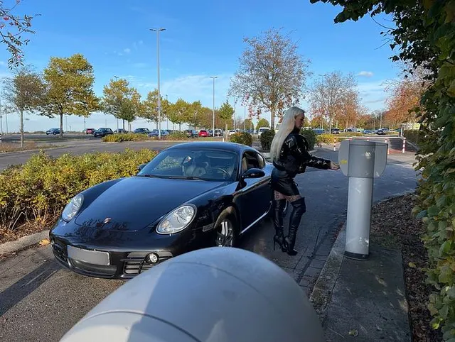 DIRTY BITCH ! EINMAL BITCH IMMER BITCH! abgepisst und anal besamt so billig fickst du mich nur heute