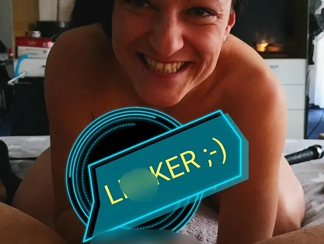 Den Penis an der Eichel verwöhnt bis er MEGA abspritzt ;-)