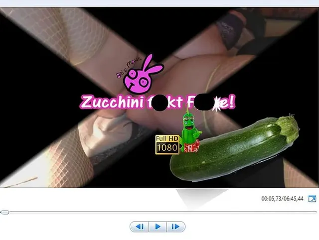 Zucchini fickt Fotze Tief gefickt!
