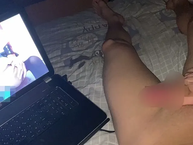Wichsen zum Porno im Laptop! Cumming auf sich selbst und reiben!