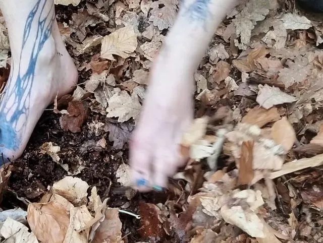 DRECKIGE FÜßE CLOSE UP! Leck sie sauber! BARFUß im WALD