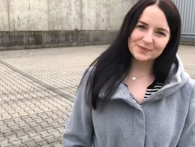 Parkplatz-Pickup: Emma in Strumpfhose zerfickt + Facial!