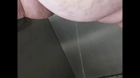 NACHTS AUF DEM PARKPLATZ KLO GEPISST