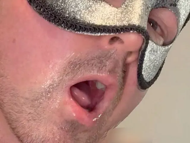 MDH Bi Boy Webcam Live: Sperma aus dem Spritz Dildo schlucken und geil abspritzen