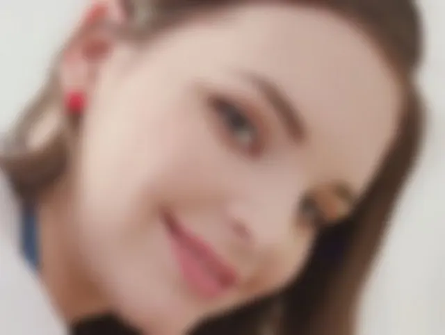 Schau dir meine enge Arschfotze an, ich fingere sie schon mal für dich!