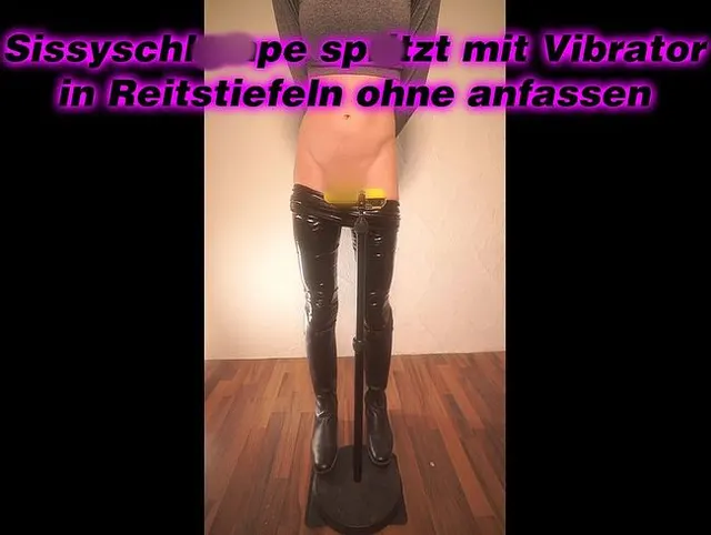Sissy Schlampe spritzt mit Vibrator in Reitstiefeln ohne den Schwanz anfassen zu dürfen
