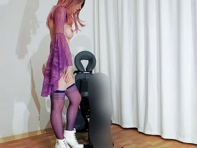 Fickmaschine bringt mich zum squirten, ich zeige meinen geilen Arsch & fingere meine Pussy