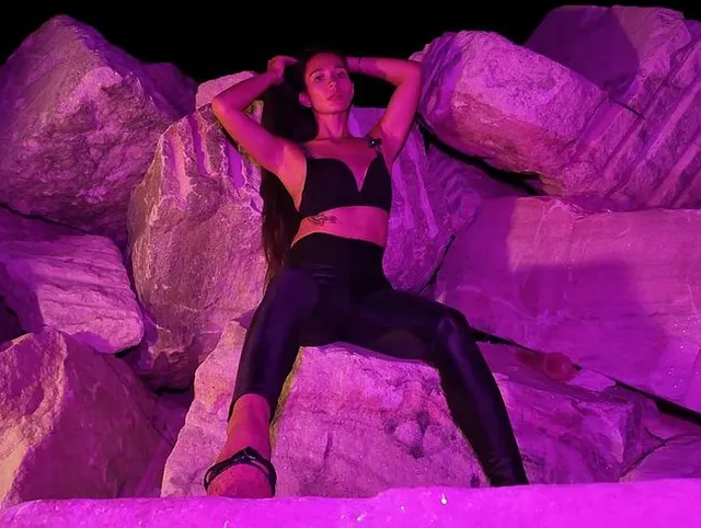 Perfekte nächtliche Orgasmen mit einer super-sexy Göttin und einem Dildo