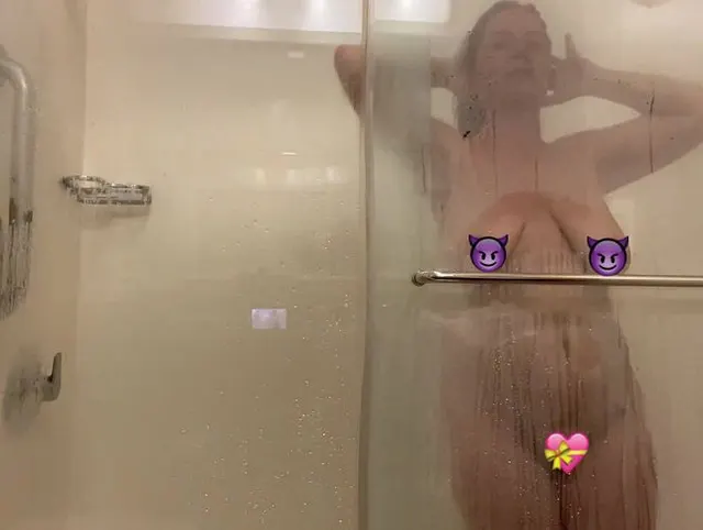 Alice möchte, dass du mit ihr eine heiße, dampfende Dusche nimmst