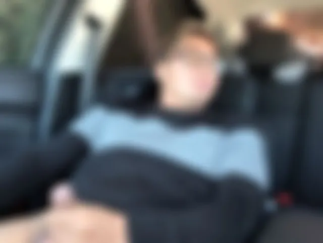 Je me masturbe dans la voiture
