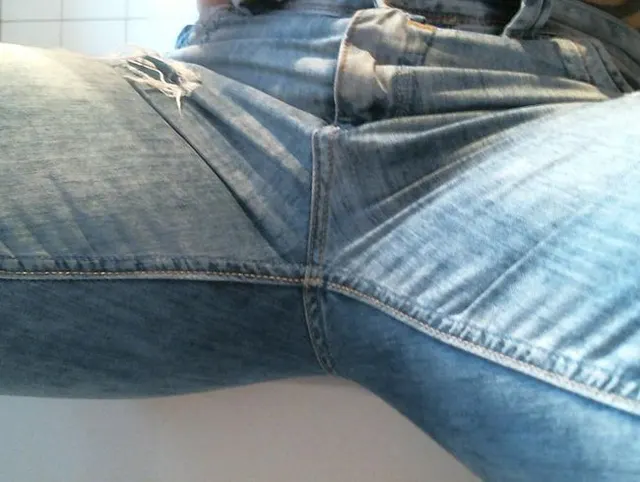 Geiles NATURSEKT PISSEN durch meine enge, blaue Jeans!