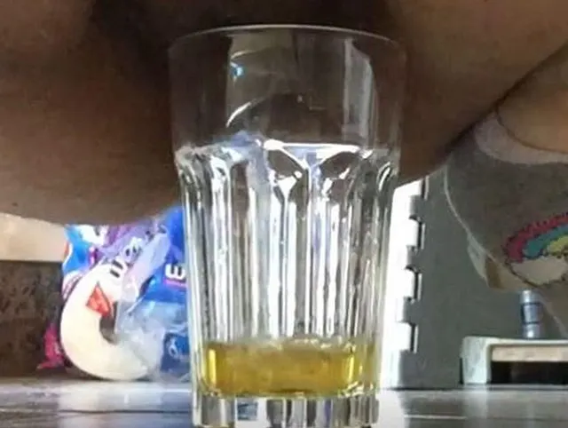 Ins Glas pissen