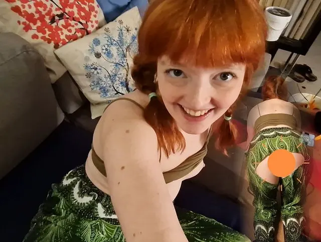 POV - Du erwischst mich beim Yoga in einer Hose mit Loch