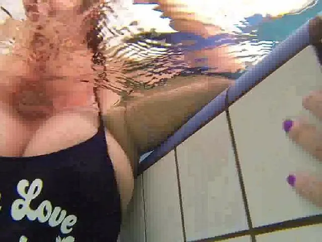 Glitschig ! Mein Schwimmbad Date mit HornyRoxy