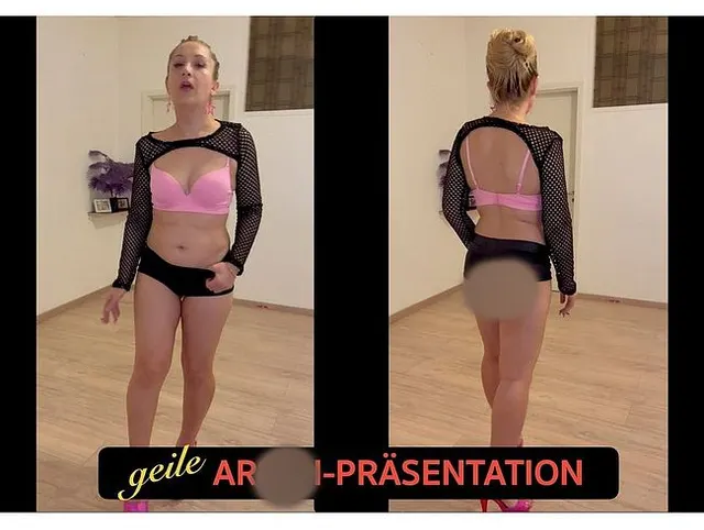 Supergeile Arschpräsentation in knallengen Hotpants