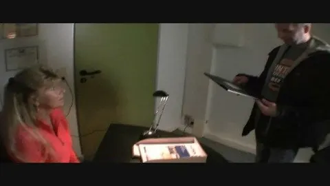 Sex im Büro, der Beamte macht einfach mit