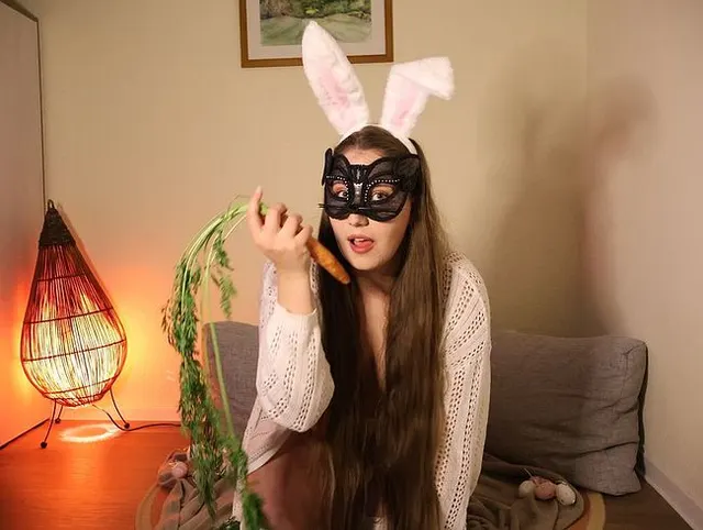 Oster-Special mit horny Häsin Helena - Eier gesucht - Möhre gefunden!