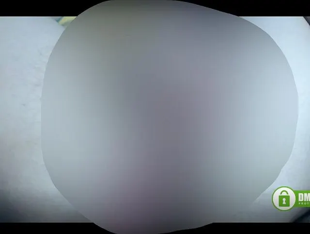 Haarige blonde Milf kommt versehentlich beim Online-Streaming mit Sextoy rein