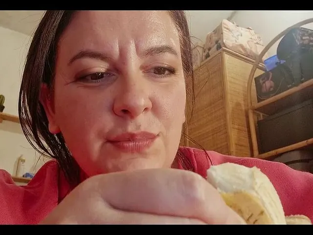 Eine Banane auf Fetisch-Art essen
