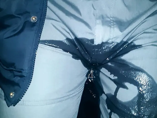 In die Hose Pissen bei kalter Nachtluft