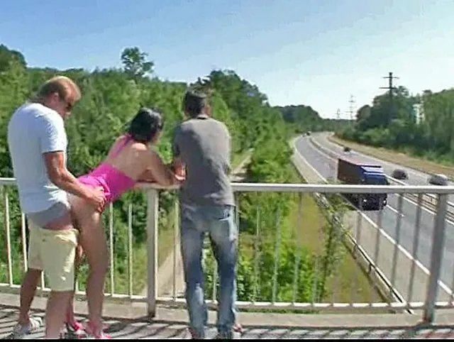 Provokativ auf der Autobahnbrücke abgefickt worden