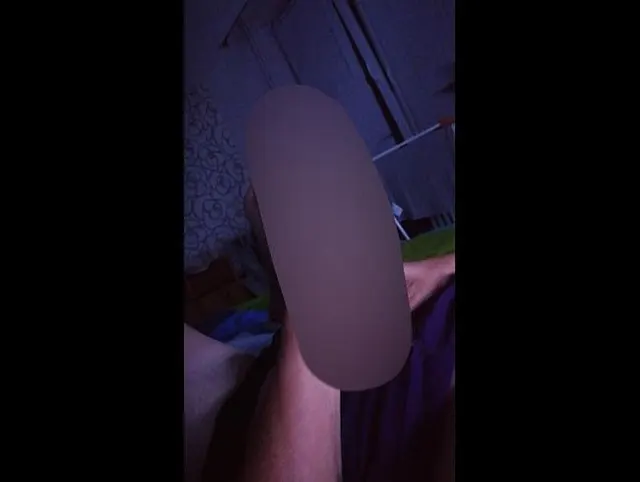 Solo Video, mit Dildo beide Löcher gestopft und abgespritzt.