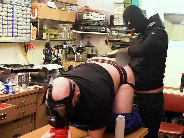 Einbrecher Überfall fistet das Arschloch sehr hart mit dicken Gummihandschuhen
