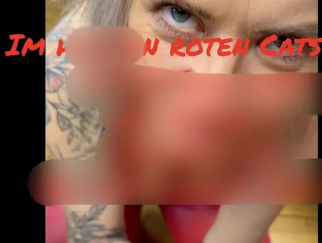 Im heissen roten Catsuit – Titten frei kniet am Boden & lutscht ihn bis zum geilen Facial!