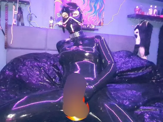 Me Time in Latex, ich mach mich ganz schiny und machs mir selbst