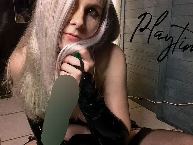 Gothgirl Misa fickt sich mit langem Wurm Karl
