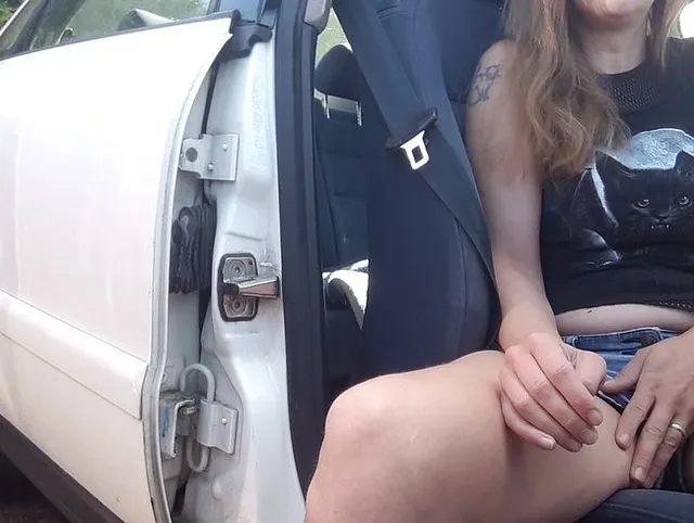 Wartezeit allein im Auto ausgenutzt