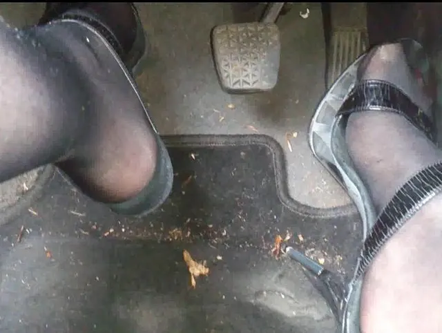 High Heels: Im Auto **Pedal Pumping**