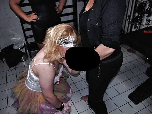 Sissy Slave - Maulfotze gestopft!