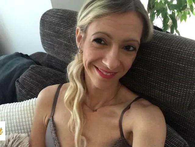 Auf dem Sofa abgefickt und angespitzt