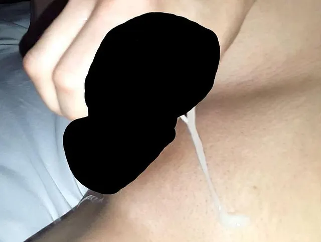Frisch rasierte Eier mit Sperma beschmiert