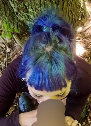 POV Geiles GOTHGIRL mit GESPALTENER ZUNGE verwöhnt großen Schwanz OUTDOOR BLOWJOB