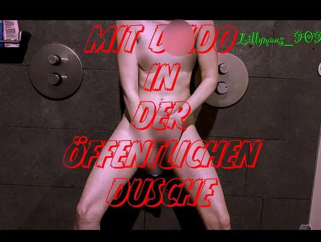 Mit Dildo in der Schwimmbad Dusche