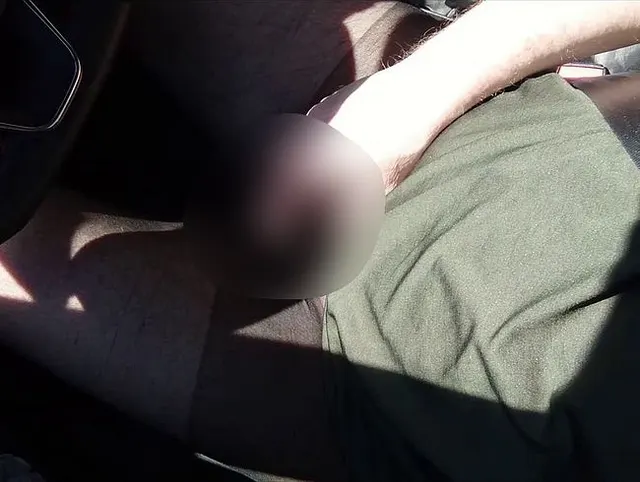 Sexy Fahrt mit dem Auto in schwarzer Feinstrumpfhose