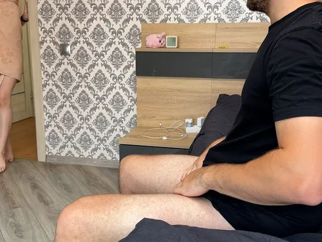 Stiefschwester erwischt Stiefbruder beim Wichsen. Sie half ihm, sich zu entspannen