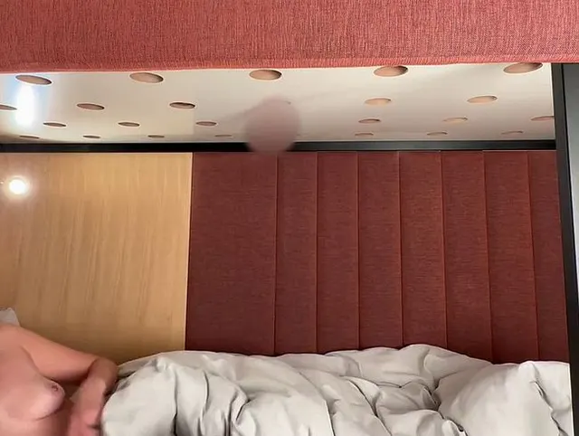 Ich melke einen Schwanz, welcher aus dem Rost des Hochbettes über mir kommt.