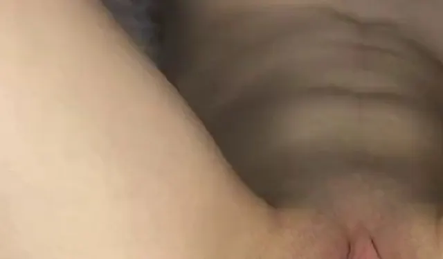 kehrte nach Hause zurück und begann mit einem Striptease und beendete alles mit Masturbation