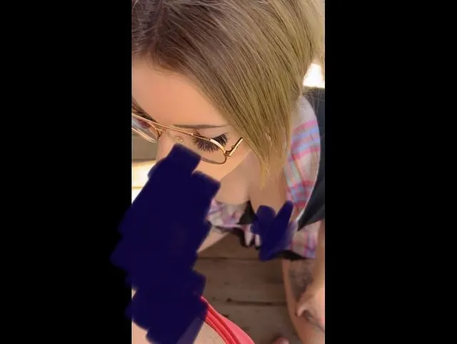 Gutes Mädchen lust brav den Schwanz und lässt sich auf die Titten spritzen