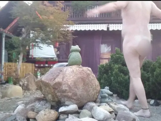 Kleine Übungen im Vorgarten ** FKK Outdoor **