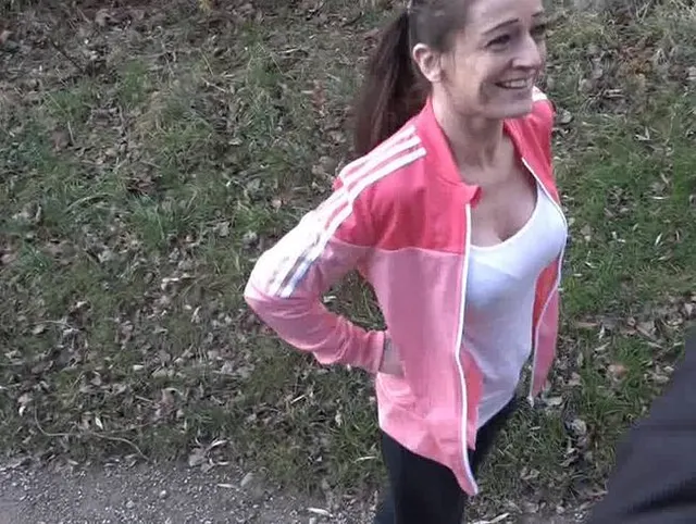 Freizeit Joggerin an der Rur aufgerissen Teil 1