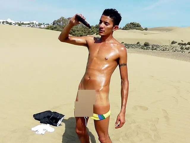 Sexy Latino einölen in der sonnen auf Gran Canaria