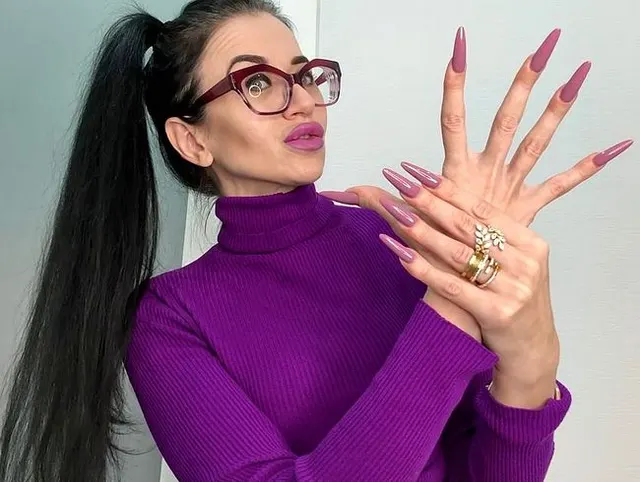 Meine Lieblingsfarben: Lange Nägel, Dessous und Pullover an mir