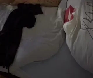 Ich Reite schön seinen langen Pimmel bis er mir auf mein kleines Süsses Arschloch Spritzt...