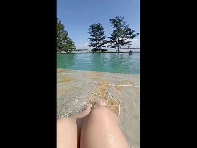 Ich hoffe, dir gefallen meine Füße im Wasser.